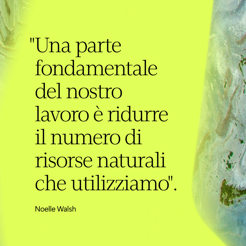 Citazione italiana su sfondo giallo-verde con texture marmorea sulla destra. La citazione recita: Una parte fondamentale del nostro lavoro è ridurre il numero di risorse naturali che utilizziamo. - Noelle Walsh.