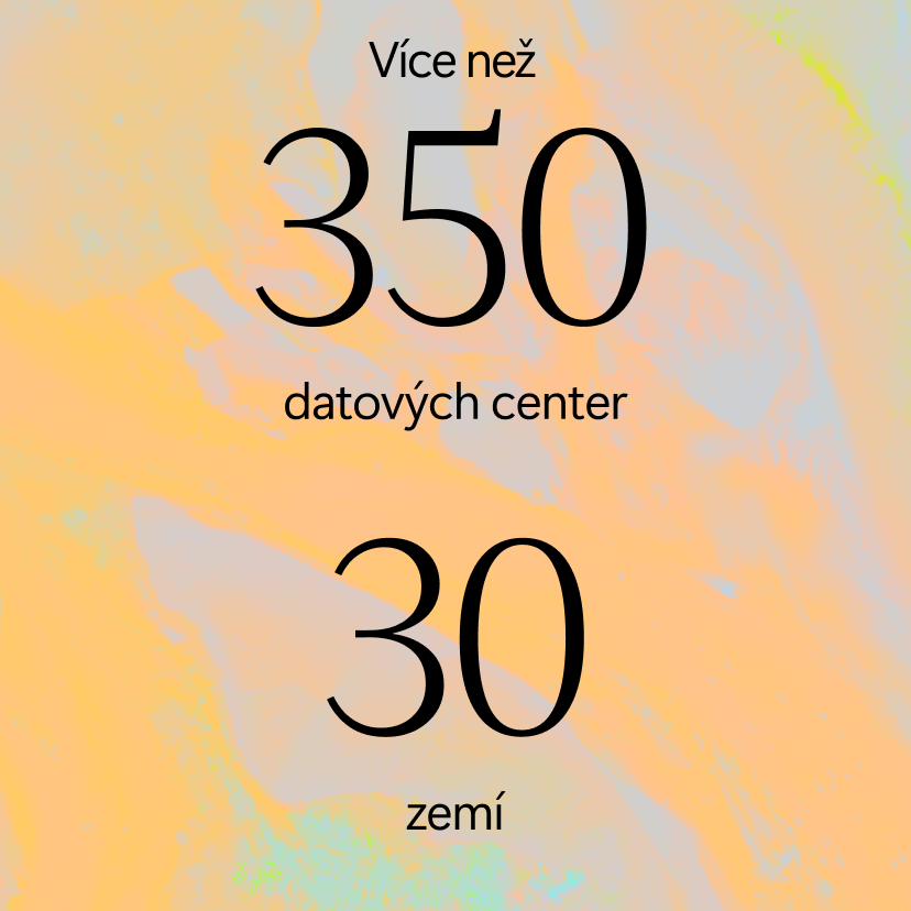 Text v češtině na pastelovém abstraktním pozadí zní: Více než 350 datových center, 30 zemí, což znamená Více než 350 datových center, 30 zemí.