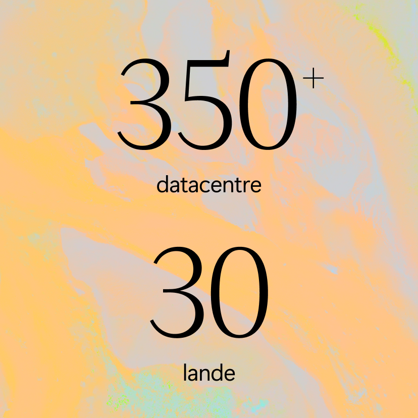 Teksten på en abstrakt pastelfarvet baggrund lyder: "350+ datacentre, 30 lande.".