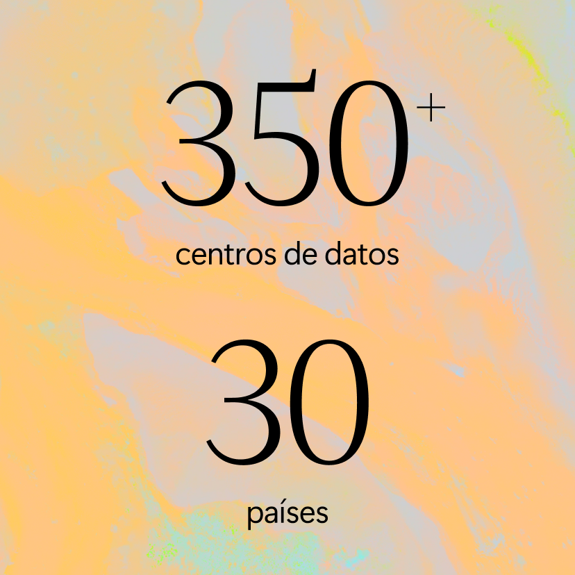 Text reading “350+ centros de datos, 30 países” in black font on an orange and blue marbled background.