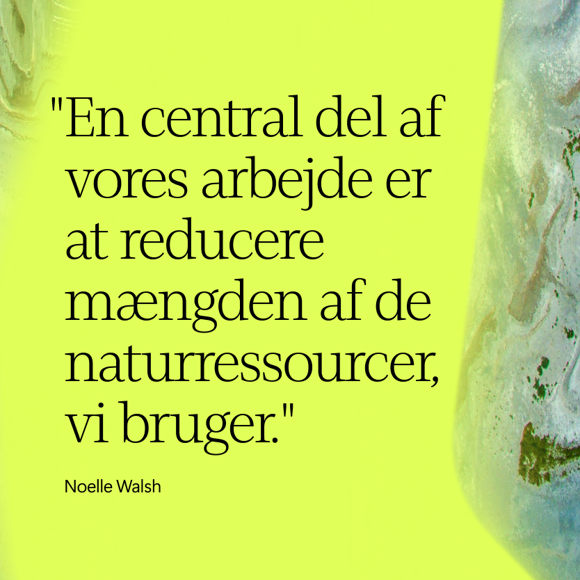 Dansk citat i sort tekst på en gulgrøn baggrund med abstrakte mønstre, der siger: En central del af vores arbejde er at reducere mængden af de naturressourcer, vi bruger. - Noelle Walsh.