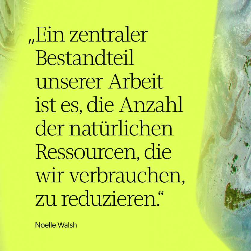 Deutsches Zitat auf gelb-grünem Hintergrund mit teilweise abstrakten Formen. Der Text weist auf die Bedeutung der Reduzierung des Verbrauchs natürlicher Ressourcen hin und wird Noelle Walsh zugeschrieben.