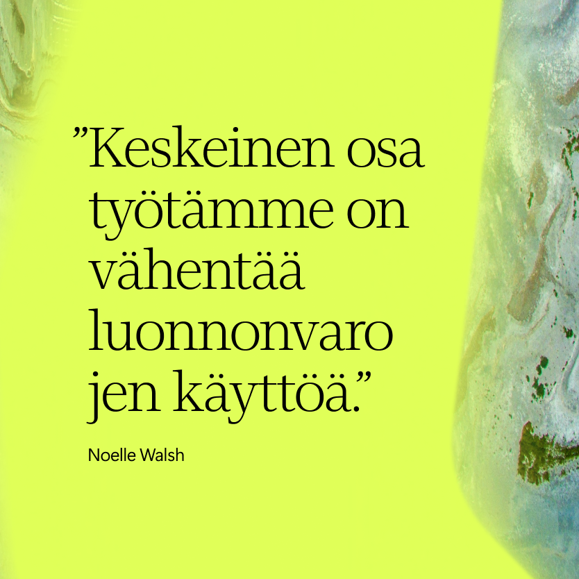 Suomalainen sitaatti kelta-vihreällä taustalla abstrakteilla kuvioilla, lukeminen: Keskeinen osa työtämme on vähentää luonnonvarojen käyttöä. - Noelle Walsh.