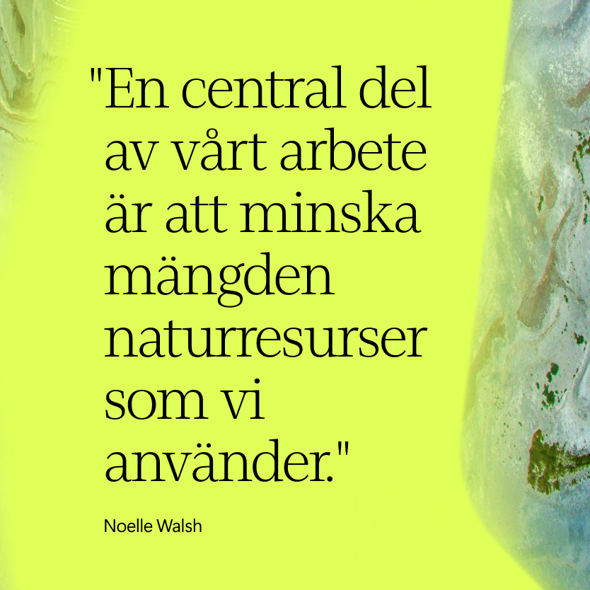 Svenskt citat på en gulgrön bakgrund med abstrakta mönster: En central del av vårt arbete är att minska mängden naturresurser som vi använder. - Noelle Walsh.