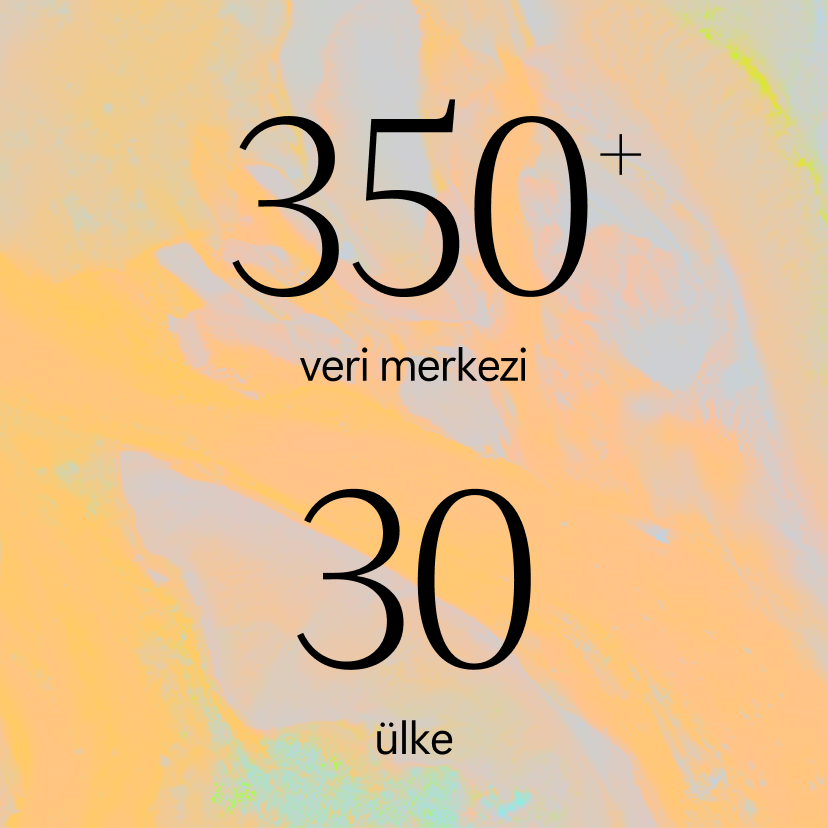 Pastel turuncu ve mavi arka plan üzerindeki metin şu şekildedir: 350+ veri merkezi ve 30 ülke, yani 350+ veri merkezi ve 30 ülke.